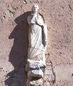 roman statue on the Porta Consolare in Spello